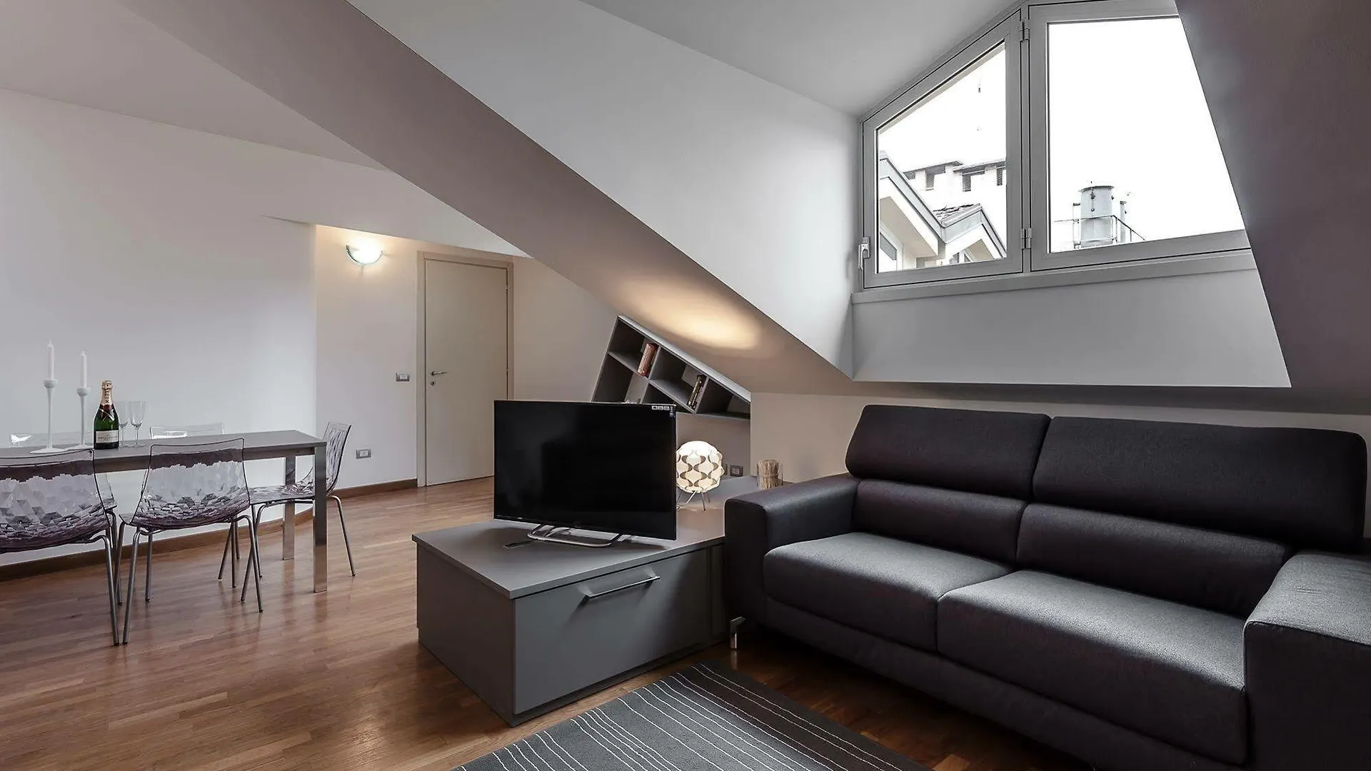 Suitelowcost - San Babila Duomo Milan