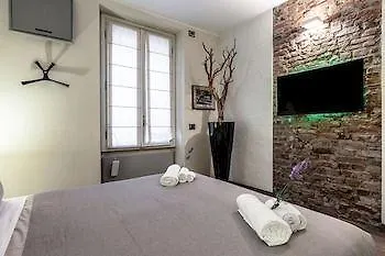 Hotel Suitelowcost - San Babila Duomo Milan Italy