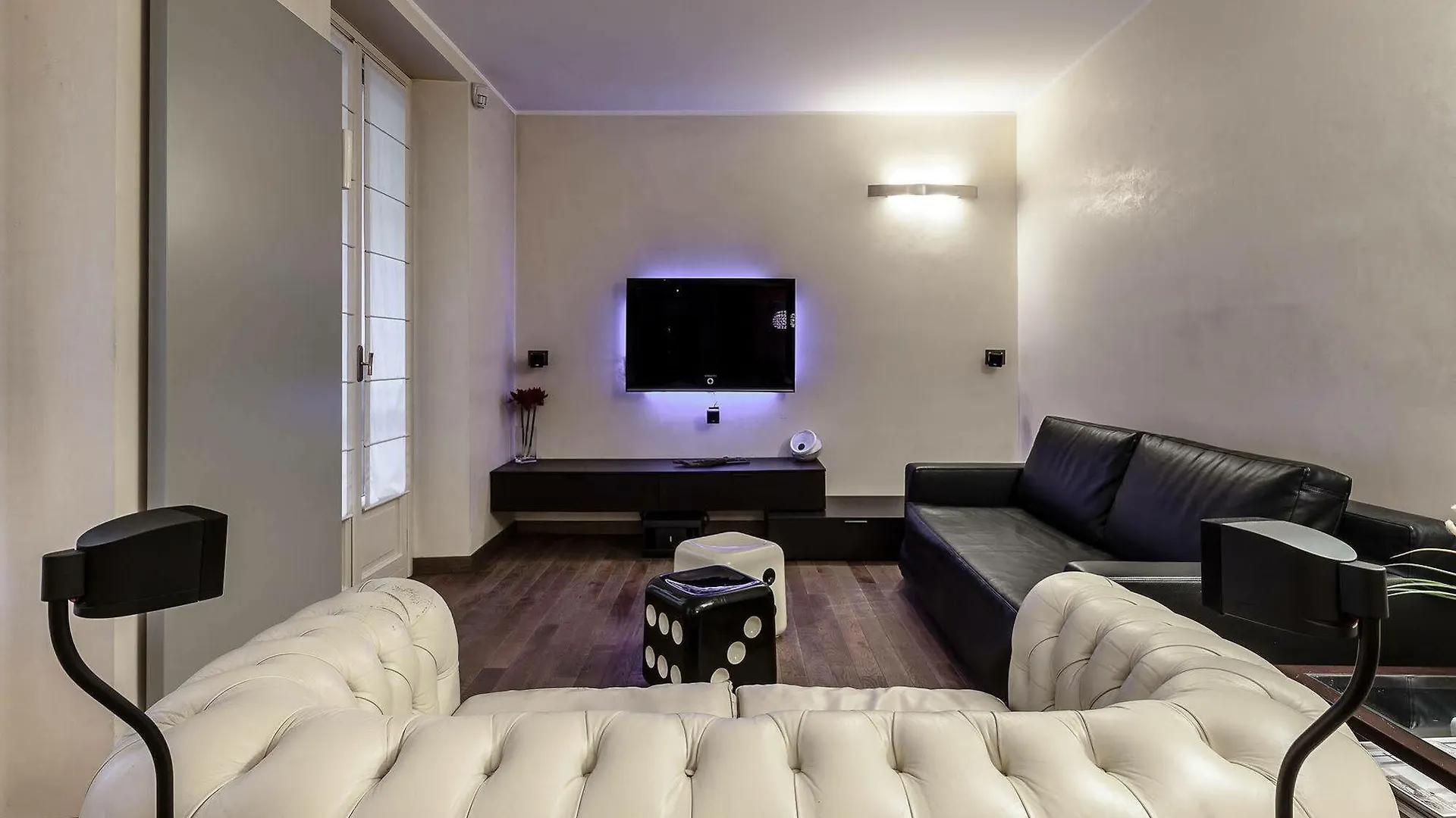 Suitelowcost - San Babila Duomo Milan 0*,  Italy