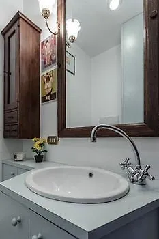 Suitelowcost - San Babila Duomo Milan Hotel