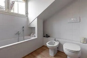 Suitelowcost - San Babila Duomo Milan Hotel