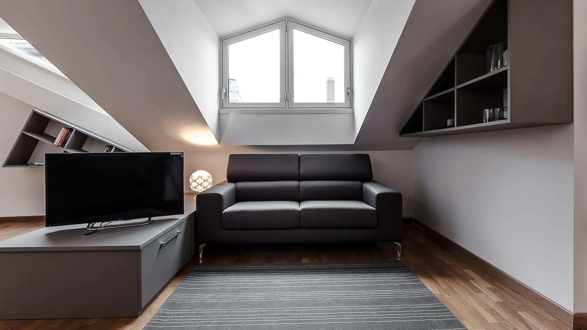 Hotel Suitelowcost - San Babila Duomo Milan Italy